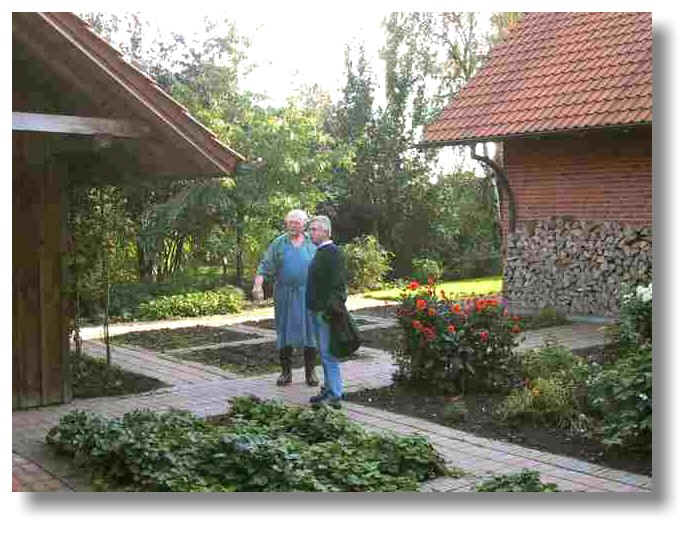 Gemüse und Kräuter aus dem eigenen Garten. Der stolze Hauherr und ein wißbegieriger Gast aus Bayern
